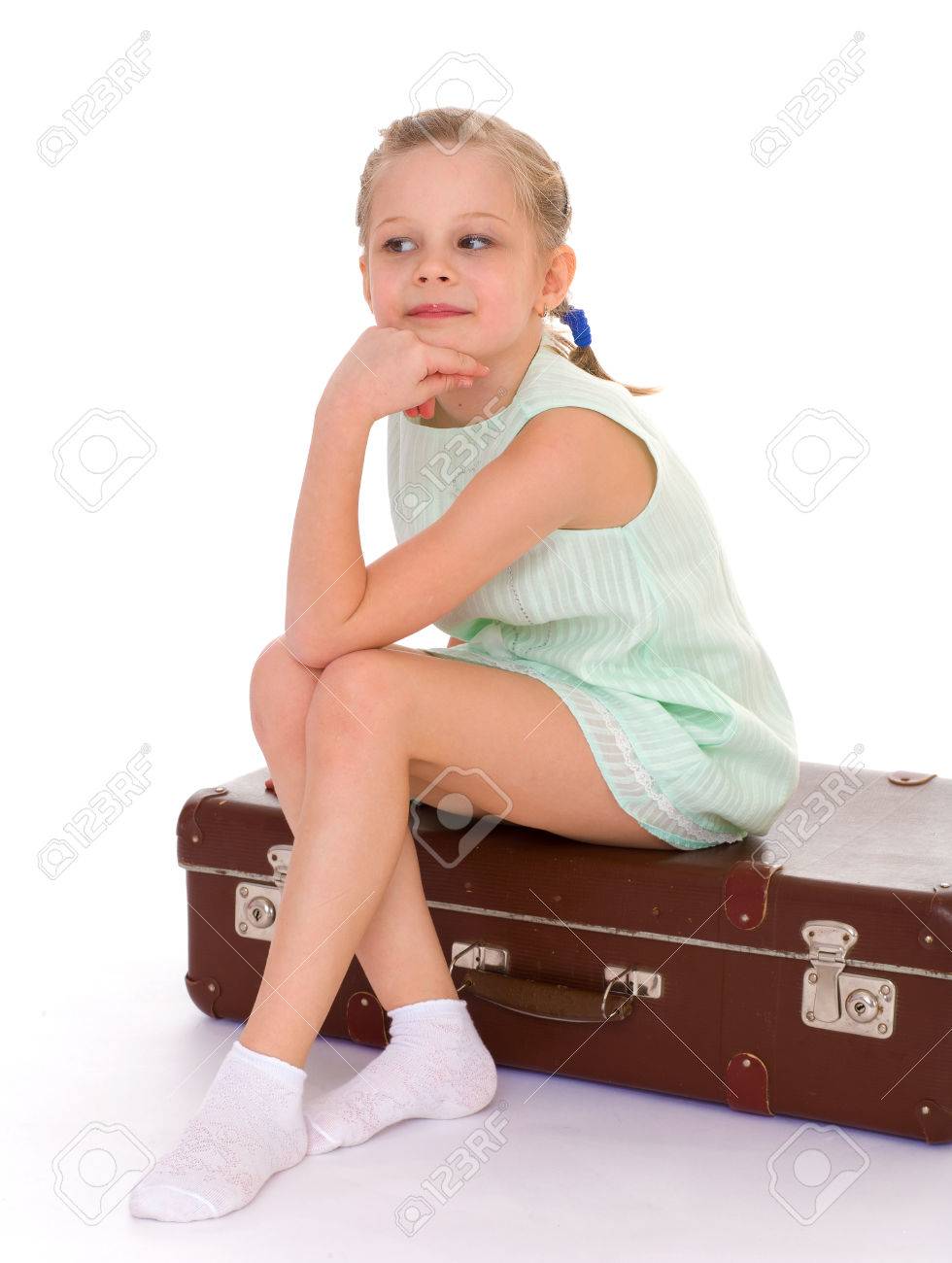 Te Valise Voyage Vacances Bebe Petite Fille Heureuse Avec Une Valise Grand Et Tres Vieux Isole Sur Fond Blanc Banque D Images Et Photos Libres De Droits Image