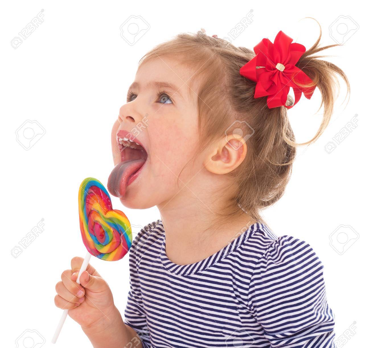 девочка гурман. ребенок показывает язык. девочка с мороженым на языке. Licks little. мороженое для детей.