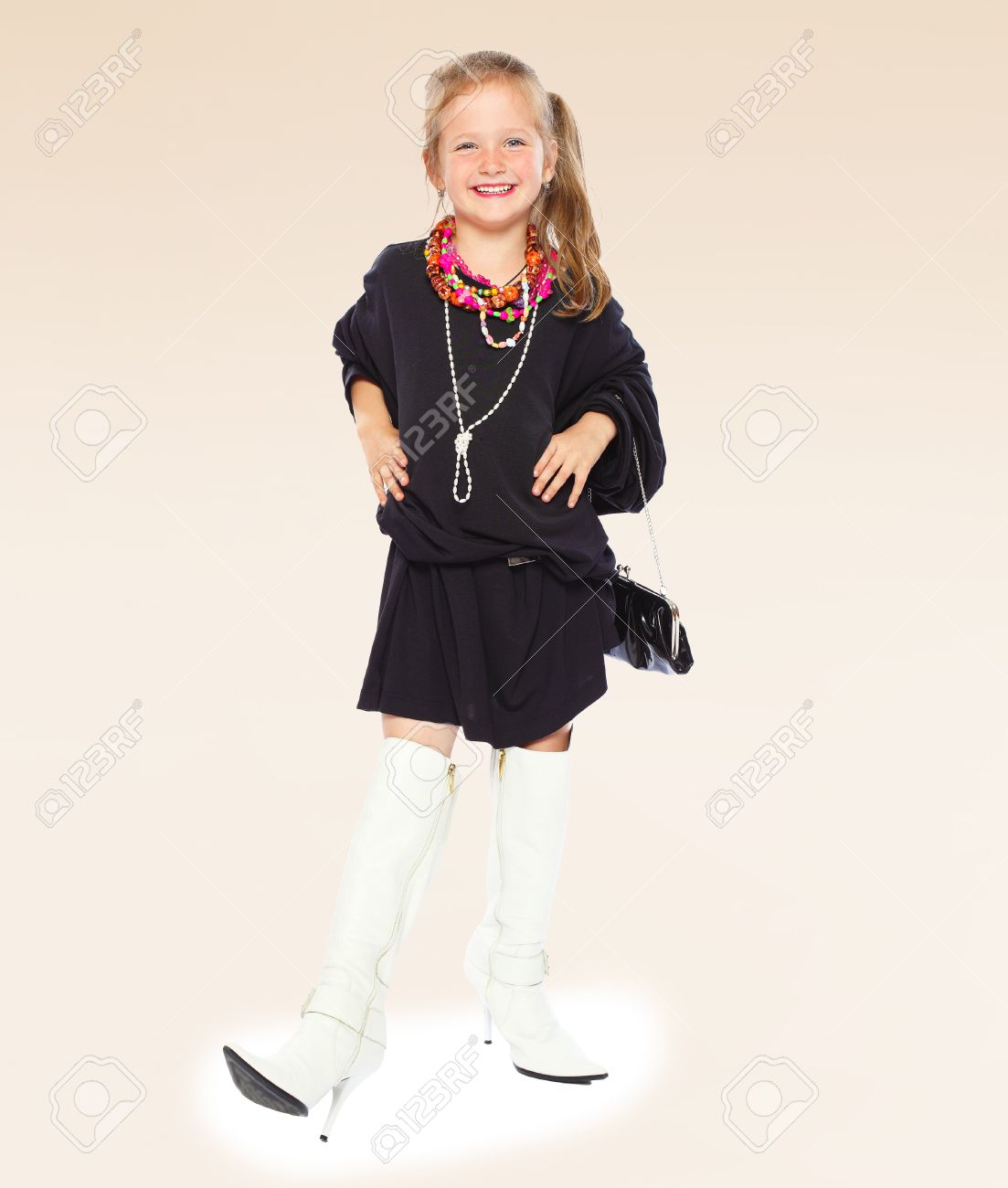 vestido negro con botas largas