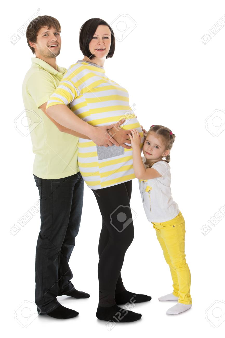 Foto De Familia Ludico Papa E Hija Abraza Suavemente La Panza De Su Madre Embarazada Pronto La Familia Tendra Un Nuevo Bebe Aislado En El Fondo Blanco Fotos Retratos Imagenes Y Fotografia