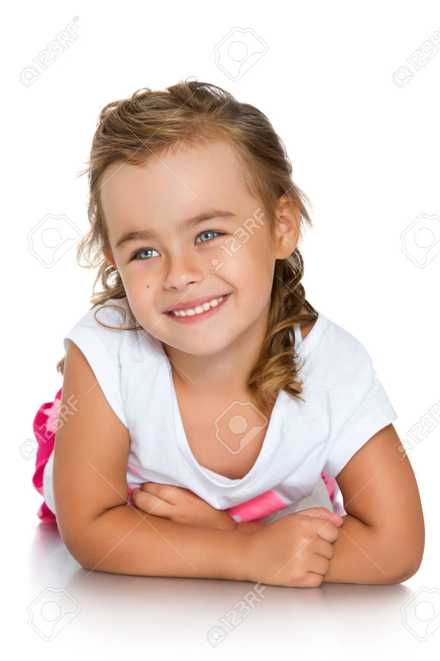 Un Beau Sourire Est Tres Belle Petite Fille Isole Sur Fond Blanc Banque D Images Et Photos Libres De Droits Image