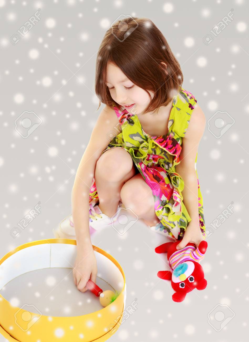 Nettes Kleines Dunnes Madchen Spielt Mit Einem Runden Box Gray Hintergrund Mit Runden Weissen Schneeflocken Lizenzfreie Fotos Bilder Und Stock Fotografie Image 65686209