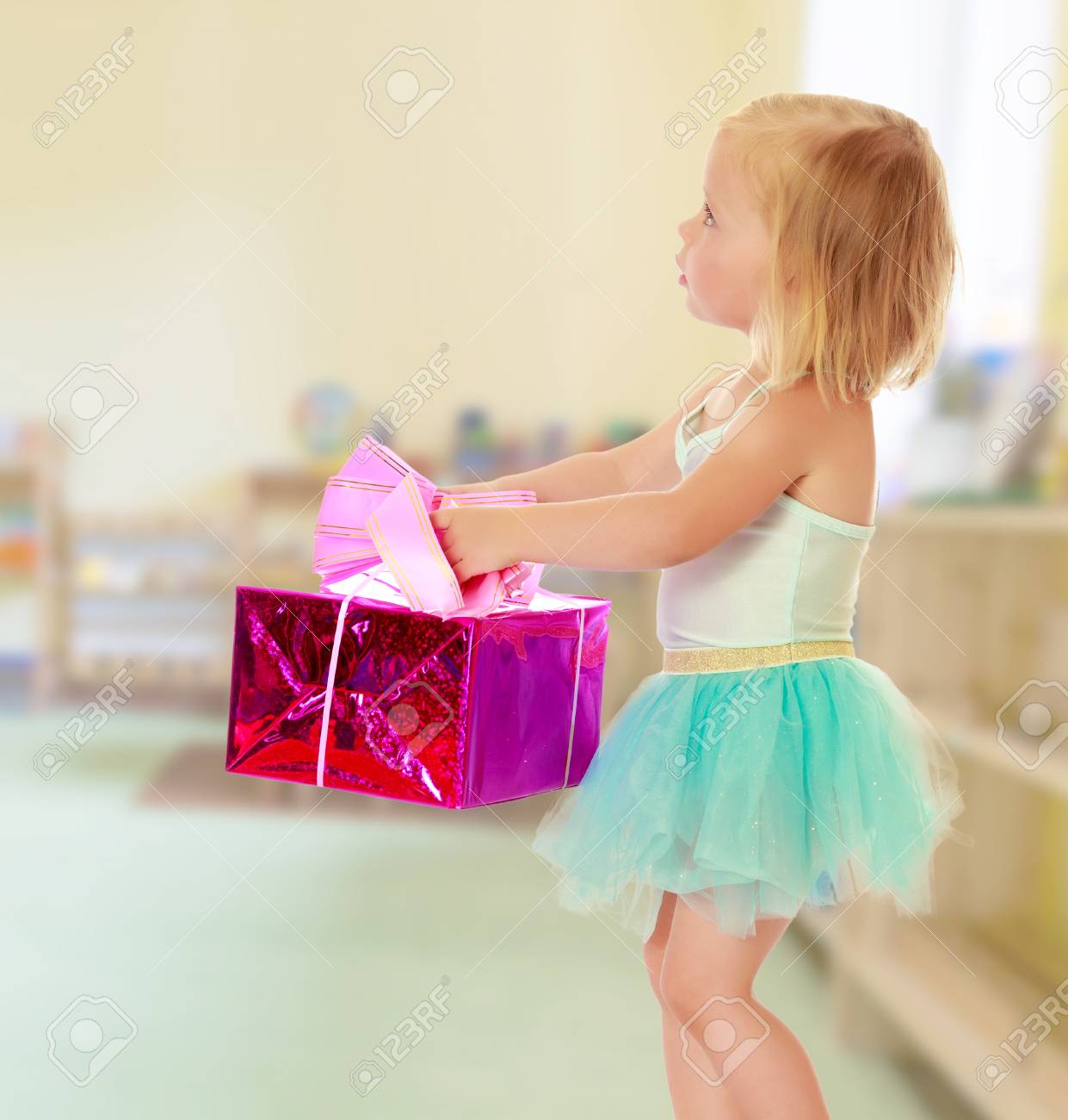 かわいい女の子 バレリーナの衣装に差し出された彼に運ぶ手ギフト ボックスです 子どもたちが生活し おもちゃの棚には 部屋の背景 の写真素材 画像素材 Image かわいい女の子 バレリーナの衣装に差し出された彼に運ぶ手ギフト ボックスです 子どもたちが生活し おもちゃの棚には 部屋の背景 の写真素材 画像素材 Image