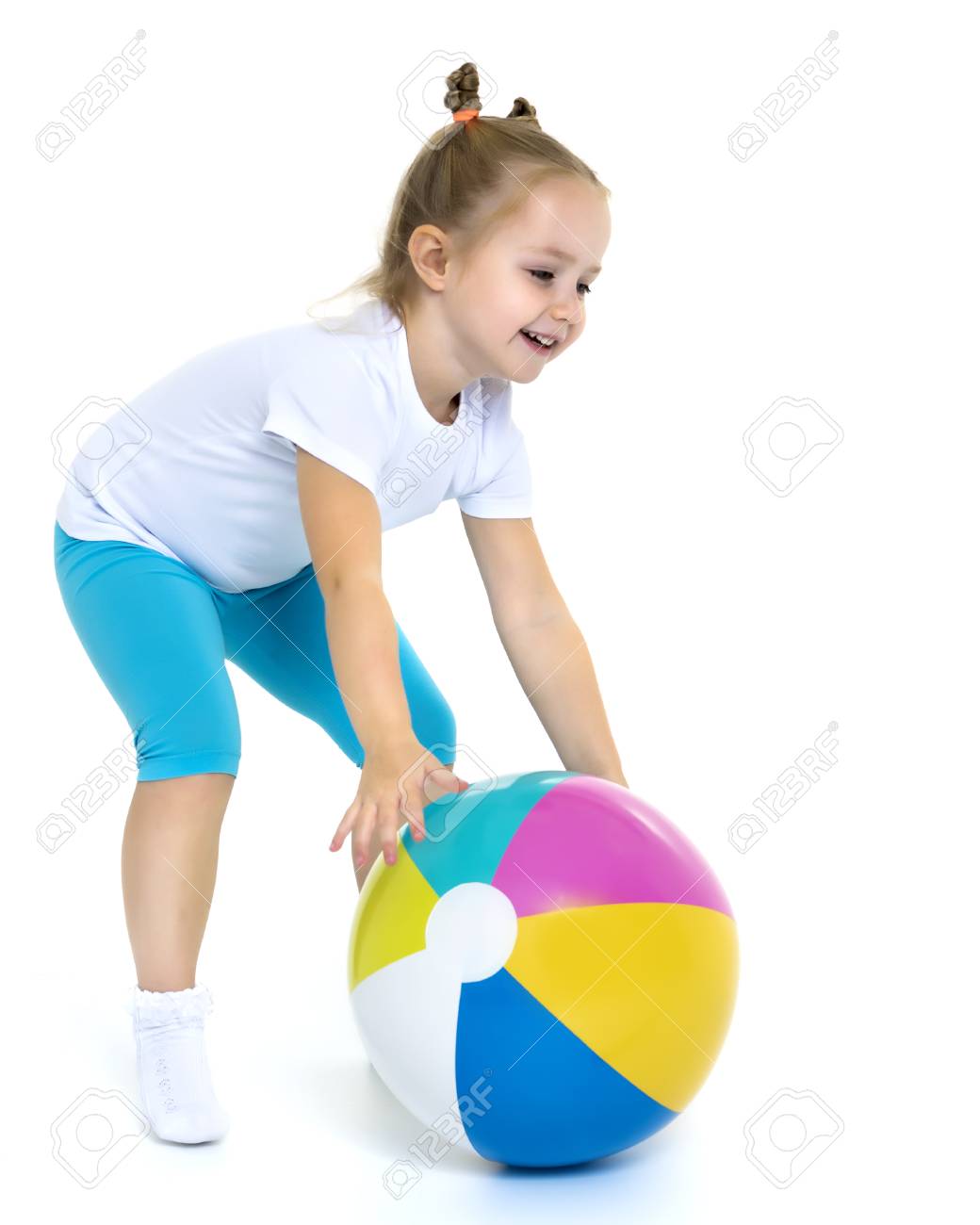 Игры с мячом для детей. Is playing with a ball. Girl is playing a ball. Is playing with a ball. Рисунки с играющими детьми.