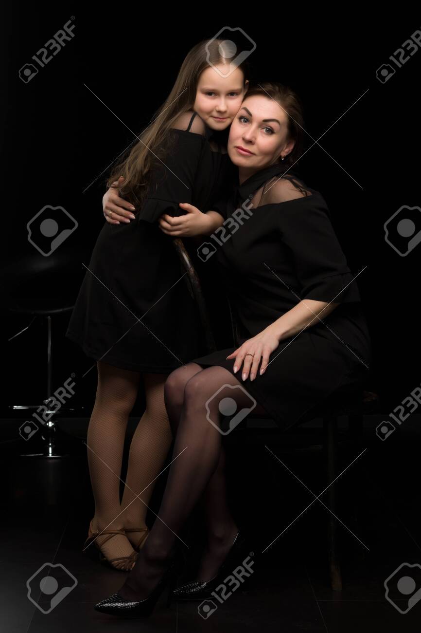 mom daughter pantyhose 黒の背景にスタジオでママと娘。の写真素材・画像素材 Image 154973304