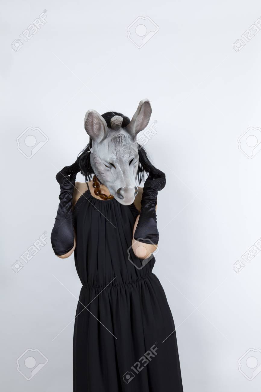 Femme Portant Un Masque De âne Avec Une Robe De Soirée Et Gants De 