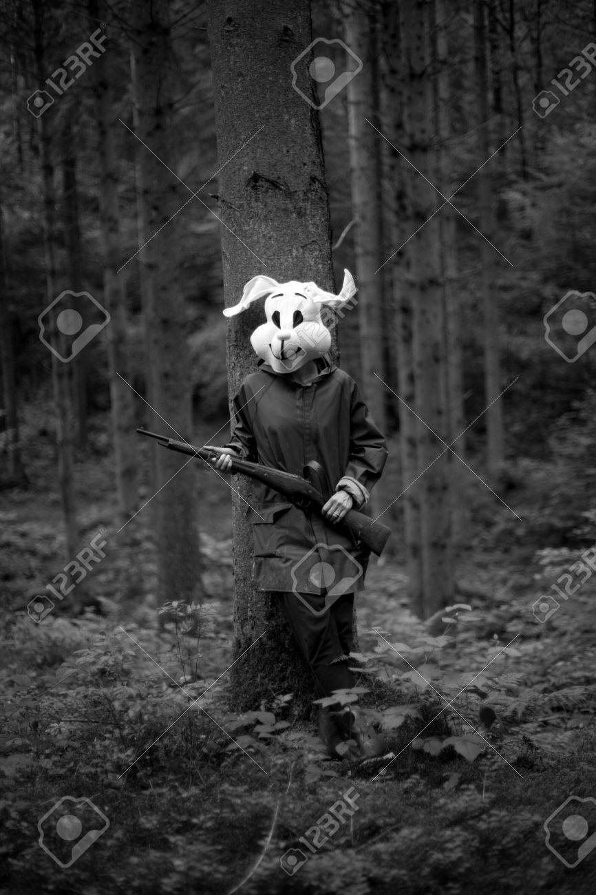黒と白の写真 森の中の散弾銃でうさぎマスク狩りを着て女性ハンター の写真素材 画像素材 Image