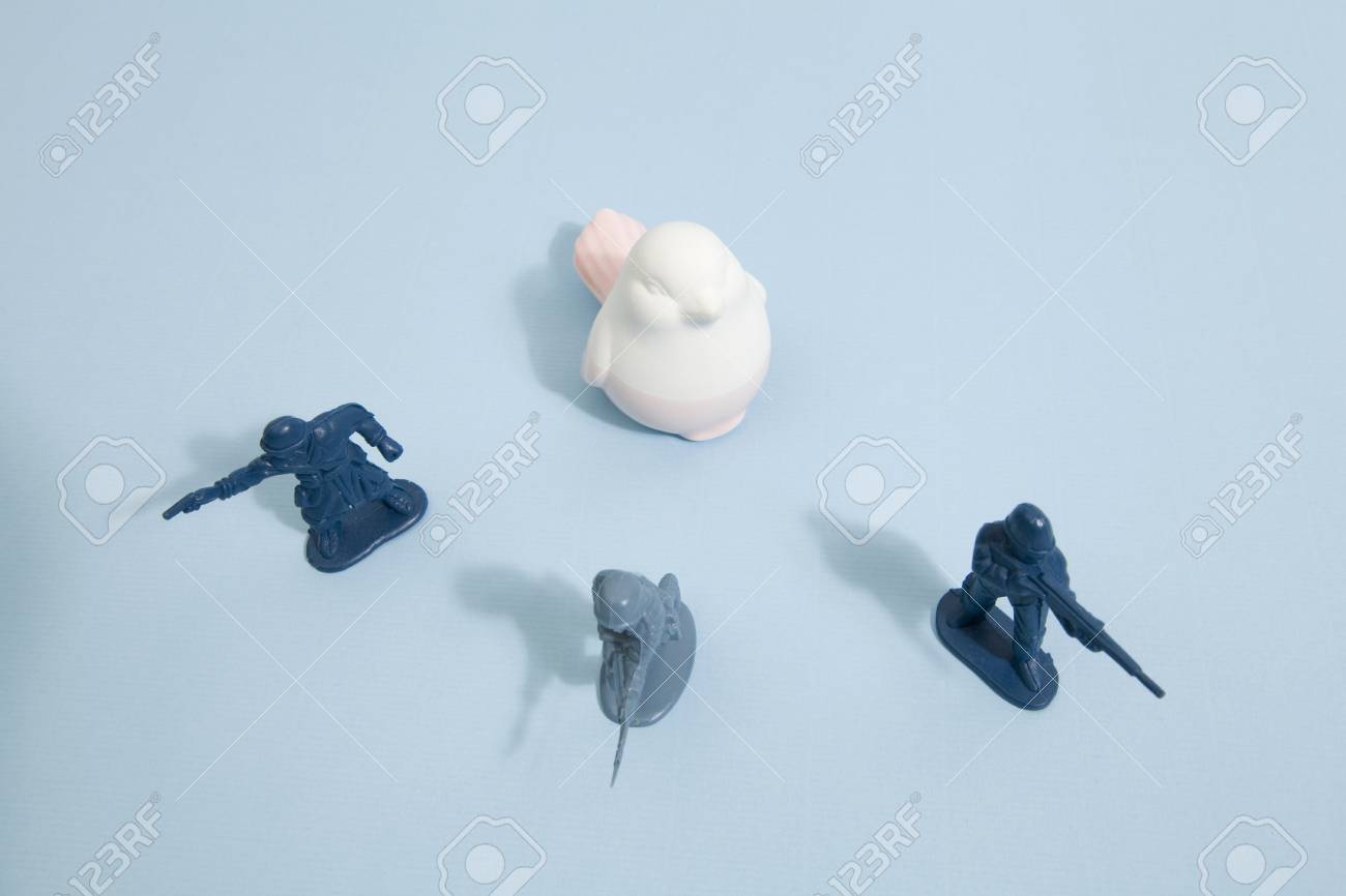 ポップ青い背景にかわいいセラミック鳥を保護するプラスチックのおもちゃの兵士の軍隊 最小限の色のある静物写真 の写真素材 画像素材 Image 5090