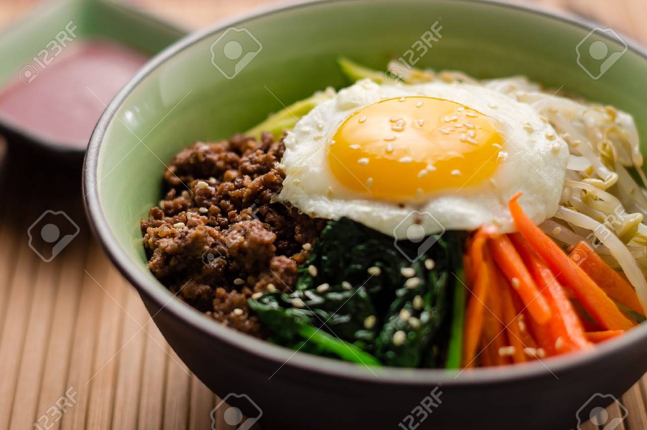 ビビンバは 古典的な韓国の食事です ご飯 ナムル 肉 サニーサイド アップの上に目玉焼きをトッピングします スパイシーなチリソースは このおいしいアジア料理を終えるに追加できます の写真素材 画像素材 Image ビビンバは 古典的な韓国の食事です ご飯 ナムル 肉 サニーサイド アップの上に目玉焼きをトッピングします スパイシーなチリソースは このおいしいアジア料理を終えるに追加できます の写真素材 画像素材 Image