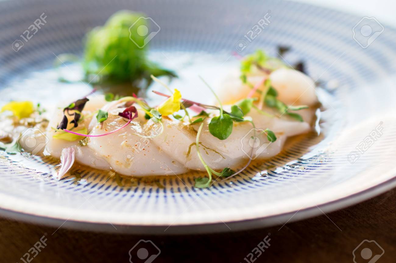 新鮮なホタテの刺身のクローズ アップ 新鮮な生ほたて刺身料理 刺身は寿司レストランにて しばしばスライスの原料肉 通常魚 シーフード で構成される日本料理の繊細さです の写真素材 画像素材 Image 新鮮なホタテの刺身のクローズ アップ 新鮮な生ほたて刺身料理 刺身は寿司レストランにて しばしばスライスの原料肉 通常魚 シーフード で構成される日本料理の繊細さです の写真素材 画像素材 Image
