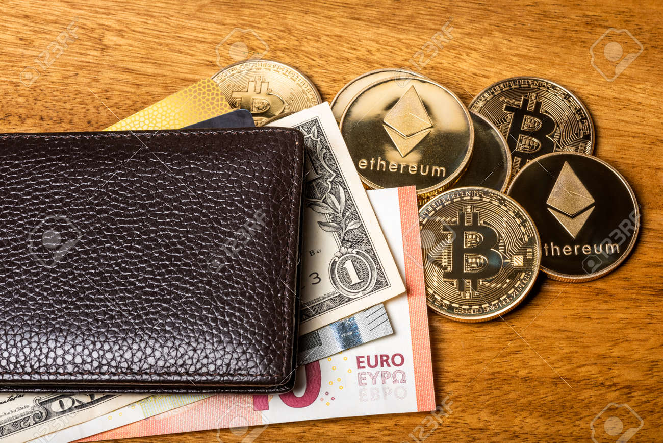 Concepto Financiero Con Bitcoin Y Ethereum Físicos Y Una Billetera Con  Billetes En Euros, Dólares Y Tarjetas De Crédito. Fotos, retratos, imágenes  y fotografía de archivo libres de derecho. Image 163227176