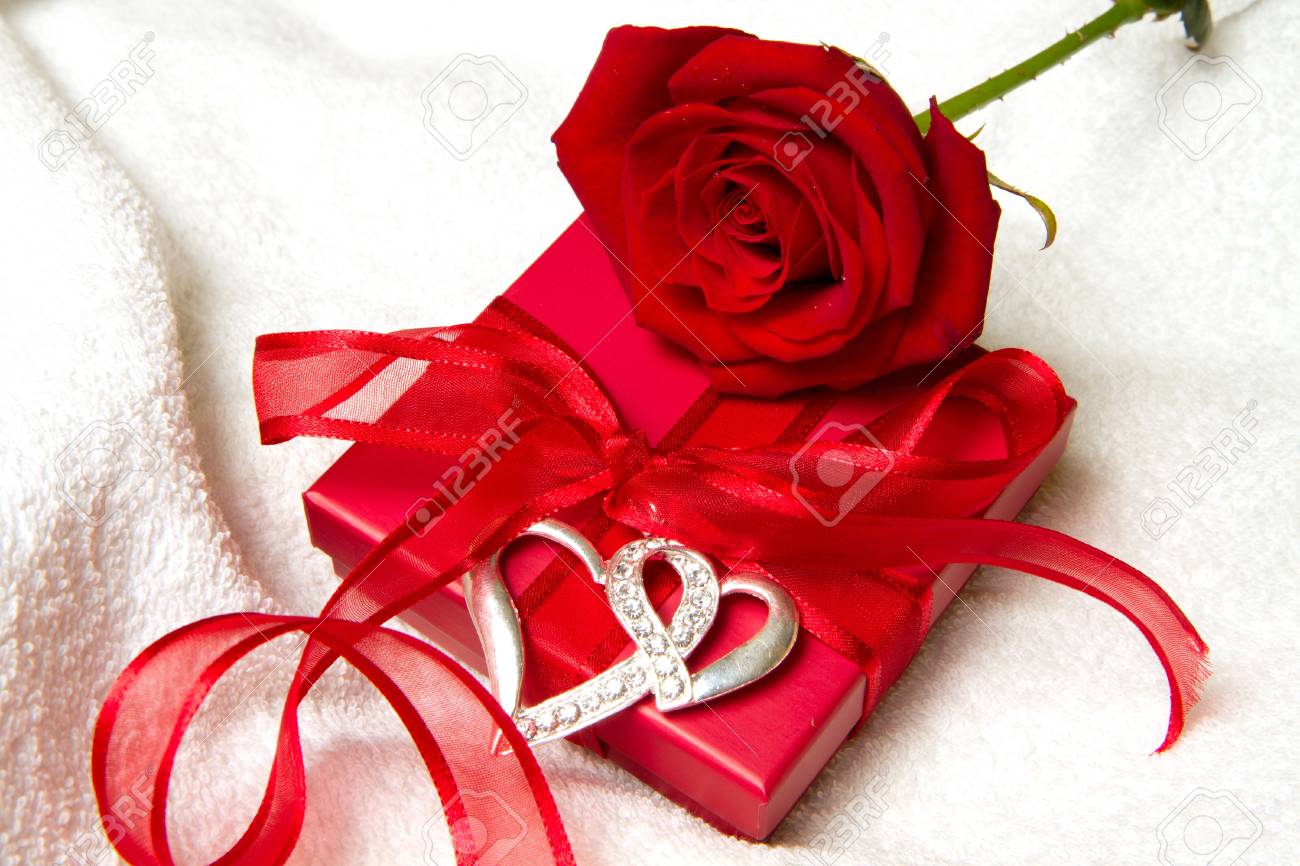 https://previews.123rf.com/images/lsantilli/lsantilli1101/lsantilli110100172/8714348-red-rose-and-gift-box-Stock-Photo-romantic-birthday.jpg