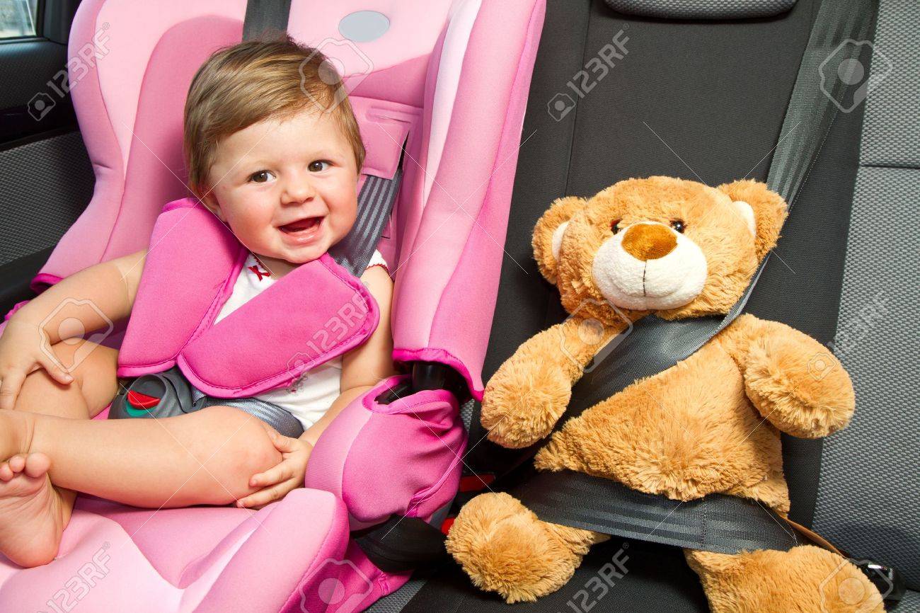 Cute Baby Profiter D Un Voyage Sur La Route Dans Un Siege D Auto Pour Bebe Banque D Images Et Photos Libres De Droits Image