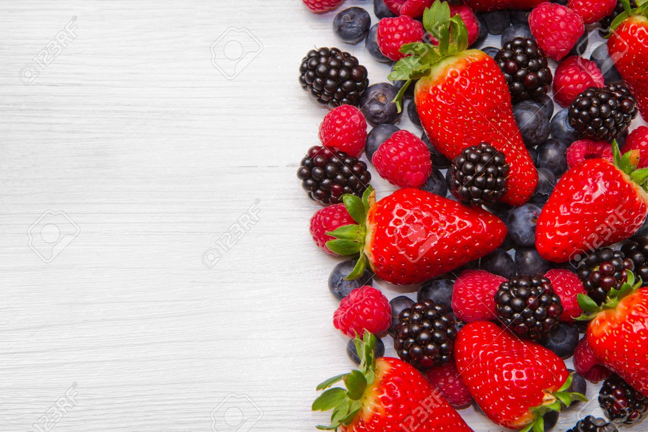 白い木イチゴ ラズベリー ブルーベリーの上ベリー の写真素材 画像素材 Image
