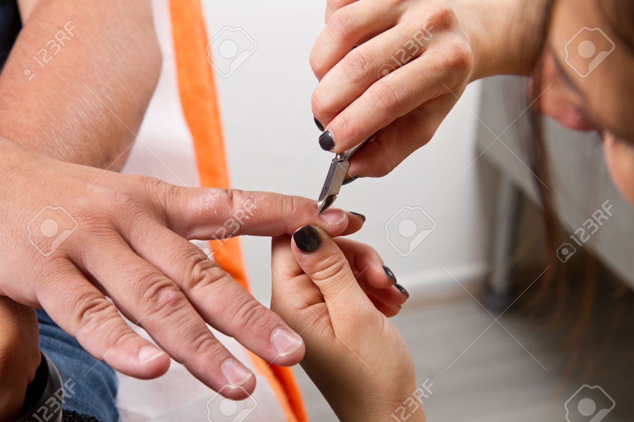 男の爪のケアし 美容センターでマニキュア の写真素材 画像素材 Image