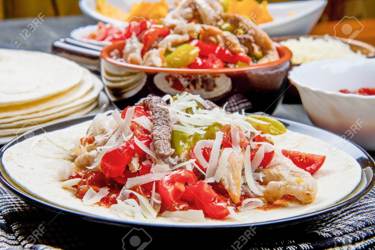 牛肉と鶏肉のファヒータ トルティーヤ パンとソースのカラフルなピーマン の写真素材 画像素材 Image