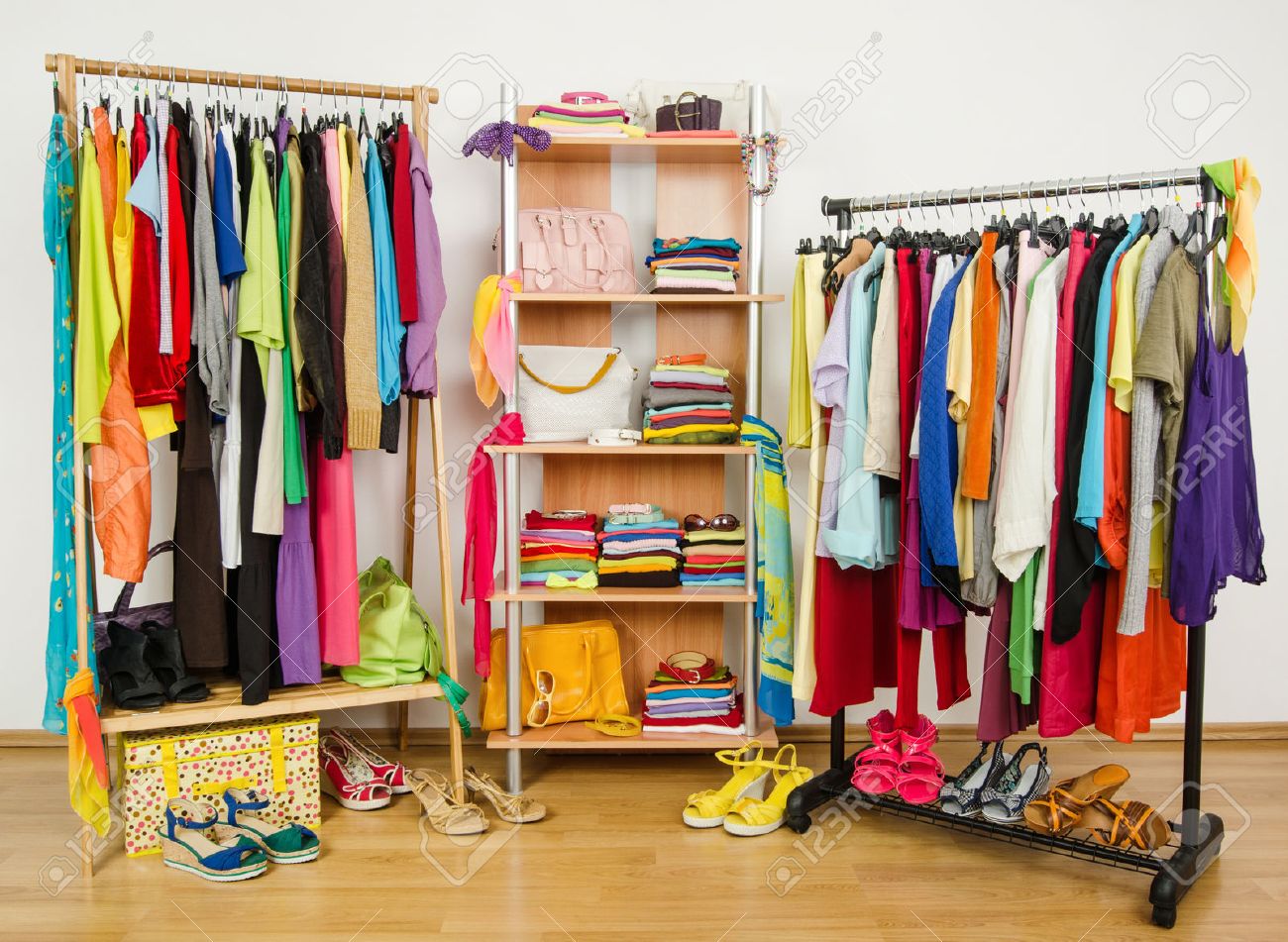 きちんと整理夏服のワードローブ カラフルな服やアクセサリー ハンガー 棚の上をクローゼットのドレッシング の写真素材 画像素材 Image