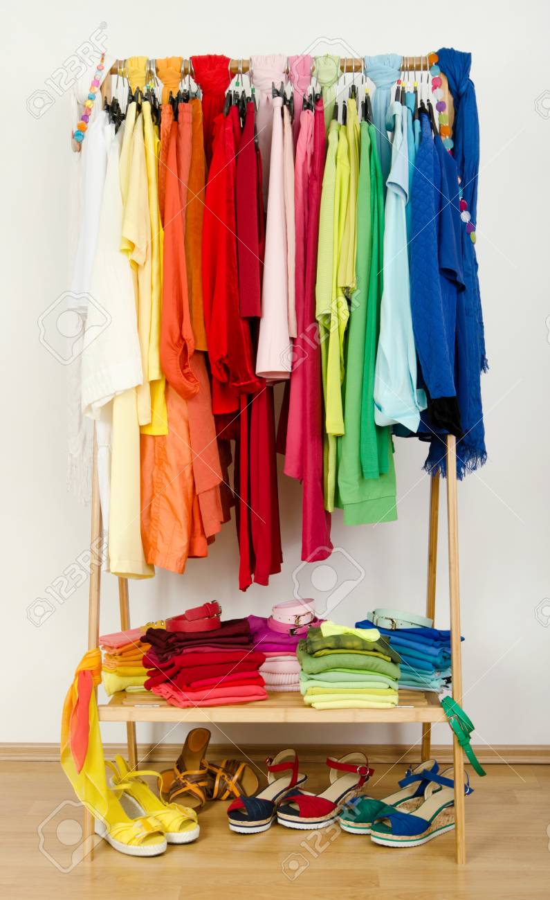 きちんと整理された夏服のワードローブ クローゼット ハンガー サンダル アクセサリーでカラー コーディネート服のドレッシング の写真素材 画像素材 Image