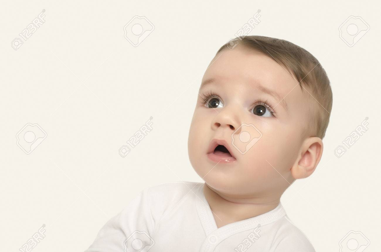 かわいい男の子見てみるとビックリ 愛らしい赤ちゃんの肖像画 Cuus 白で隔離を探しています の写真素材 画像素材 Image かわいい男の子見てみるとビックリ 愛らしい赤ちゃんの肖像画 Cuus 白で隔離を探しています の写真素材 画像素材 Image