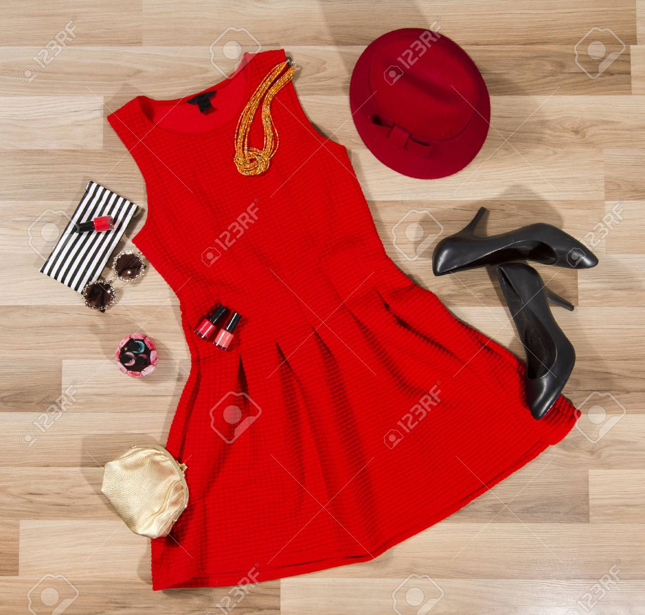 accessoire avec robe rouge