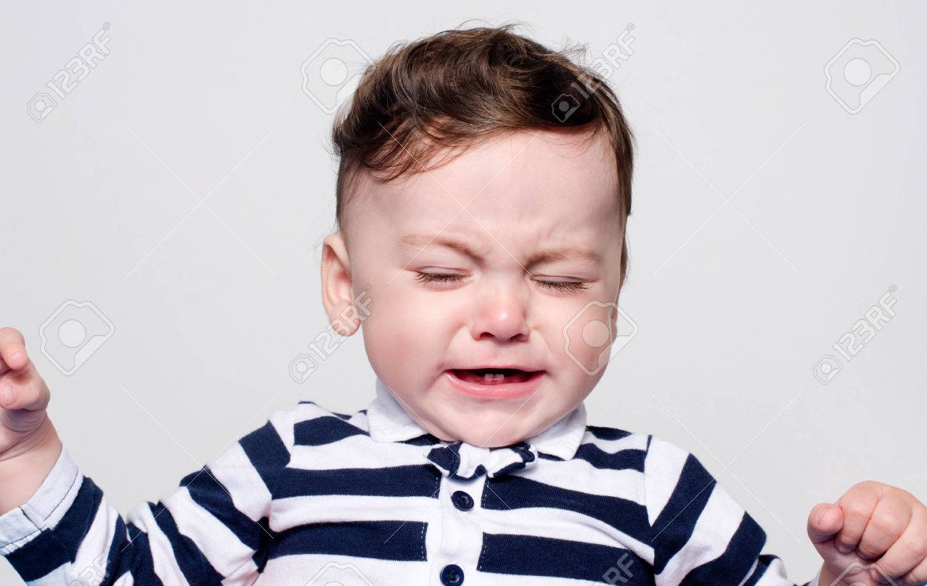 Lindo Bebe Llorando Nino Pequeno En Dolor Sufrimiento Denticion Rechazo Y Llanto Lindo Bebe Triste Lanzando Una Rabieta El Bebe Quiere Que Se Sostenga En Los Brazos Fotos Retratos Imagenes Y Fotografia