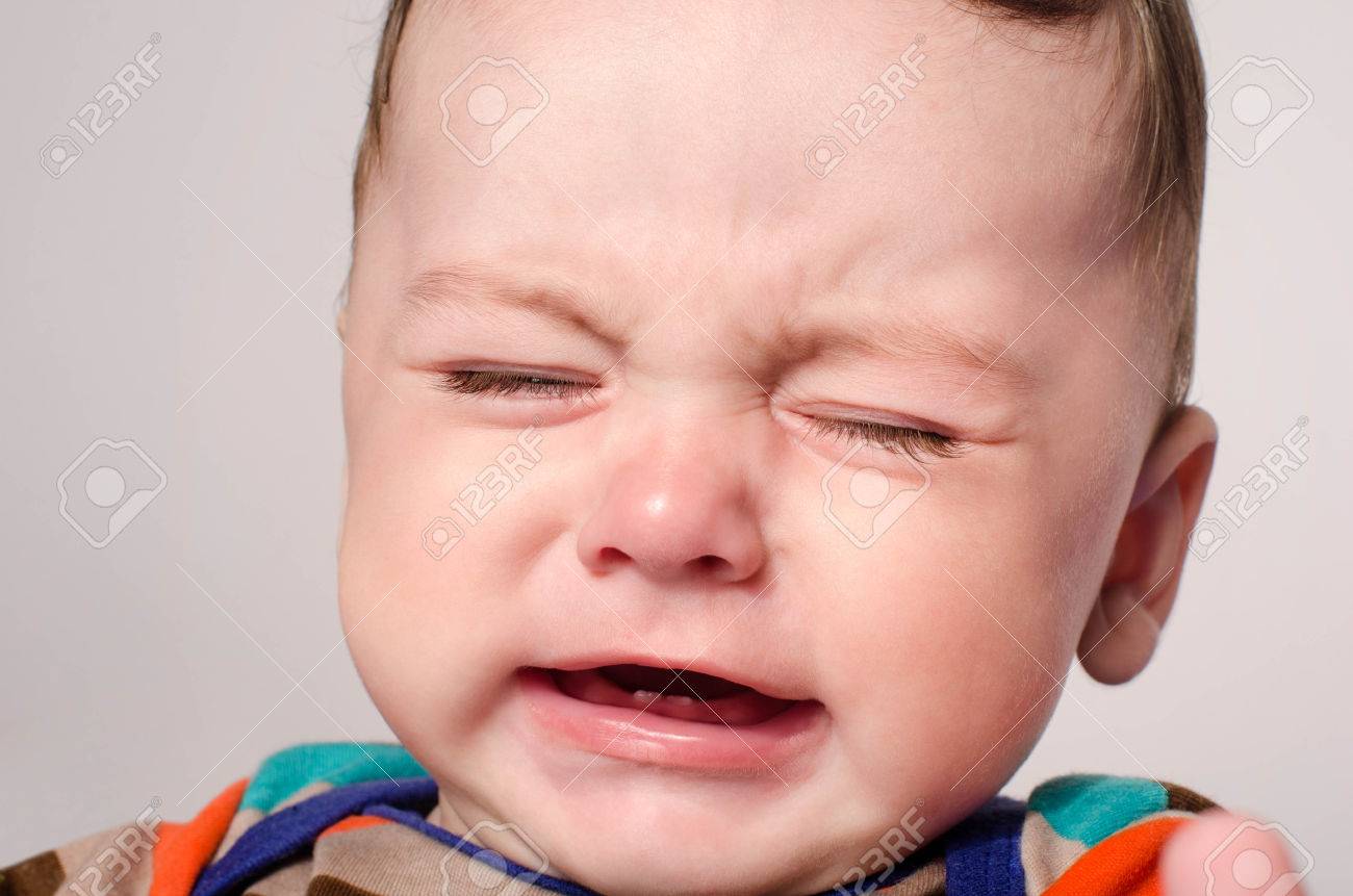 Lindo Bebe Llorando Nino Pequeno En Dolor Sufrimiento Denticion Rechazo Y Llanto Lindo Bebe Triste Lanzando Una Rabieta El Bebe Quiere Que Se Sostenga En Los Brazos Fotos Retratos Imagenes Y Fotografia
