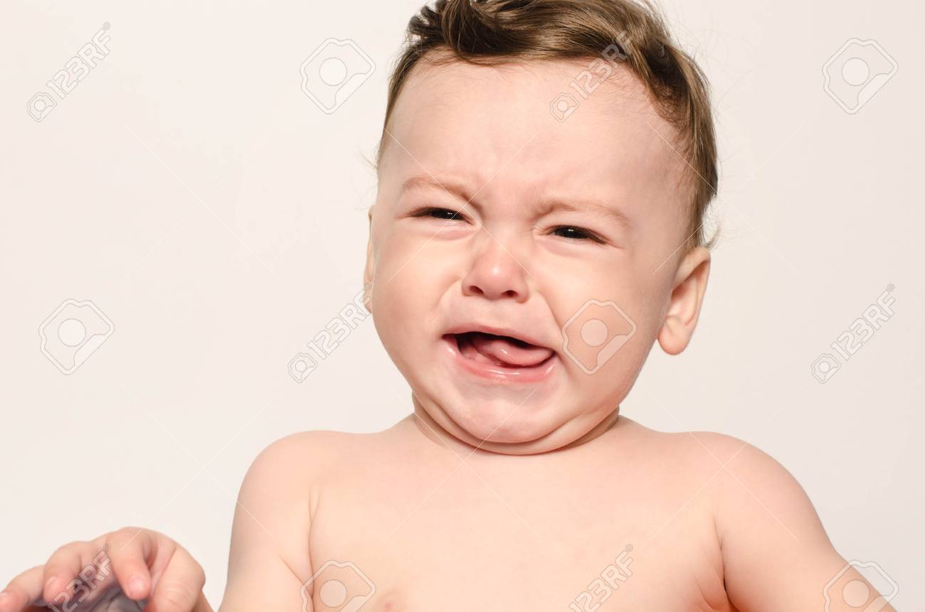 Lindo Bebe Desnudo Llorando Nino Pequeno En Dolor Sufrimiento Denticion Rechazo Y Llanto Lindo Bebe Triste Lanzando Una Rabieta El Bebe Quiere En Los Brazos Para Ser Retenido Fotos Retratos Imagenes Y