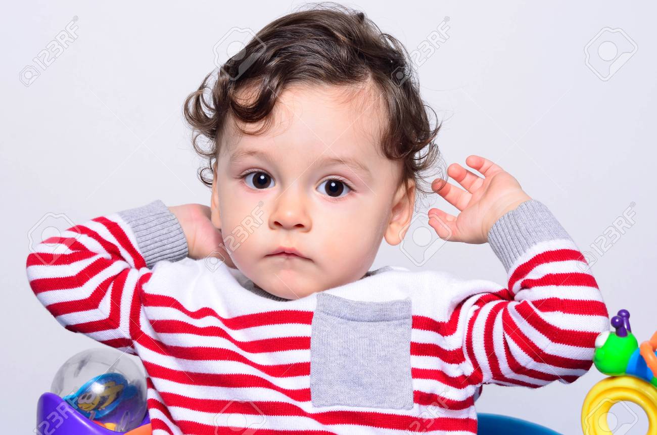 Portrait D Un Garcon Mignon Bebe Boucle Cheveux Levant Ses Mains Vers Le Haut Adorable Enfant D Un An Qui Veut Etre Retenu Bebe Joue Avec Des Jouets Banque D Images Et Photos Libres De