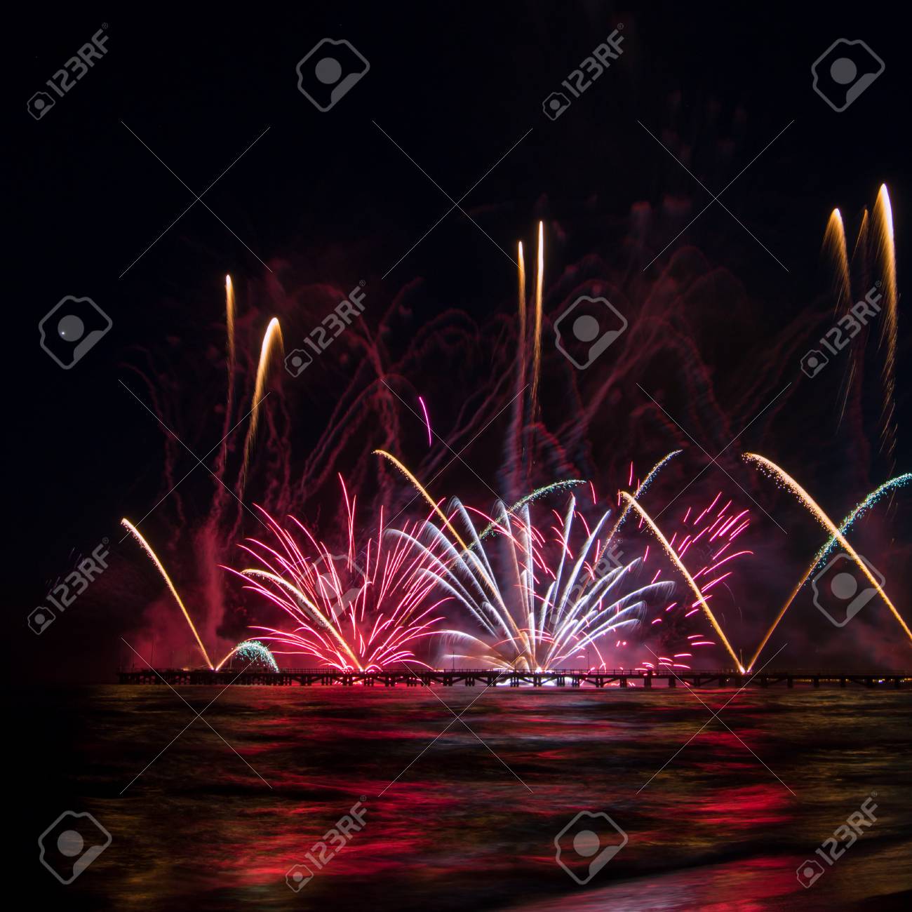 Pyrotechnische Show Feuerwerk Im Wasser Wahrend Australien Ausstellung Im International Fireworks Festival In Forte Dei Marmi Quadratischen Format Reflektieren Lizenzfreie Fotos Bilder Und Stock Fotografie Image 42386419