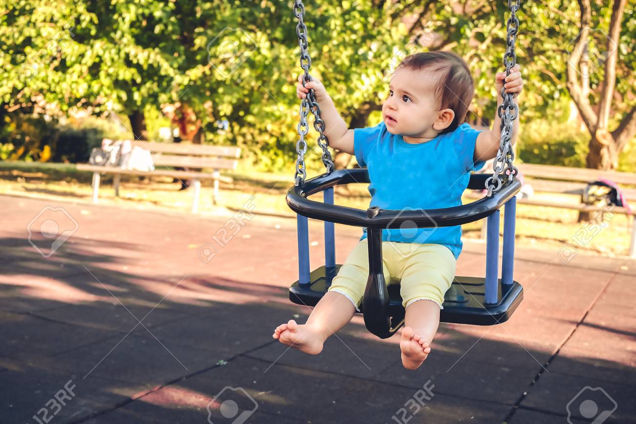 Nouveau Ne Jeu Parc Balancoire Bebe Aire De Jeux D Ete En Plein Air Banque D Images Et Photos Libres De Droits Image Nouveau Ne Jeu Parc Balancoire Bebe Aire De Jeux D Ete En Plein Air Banque D Images Et Photos Libres De Droits Image