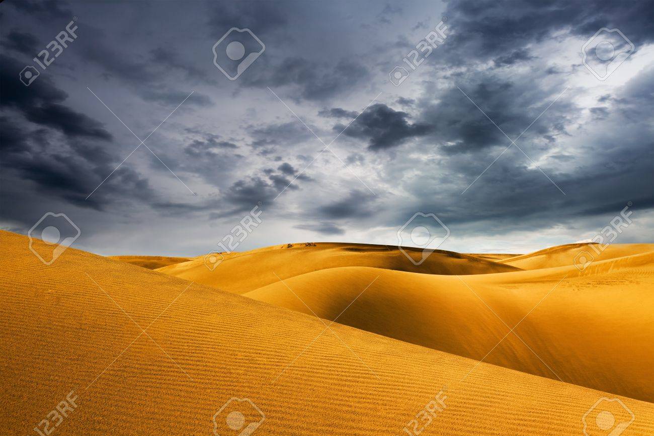 砂漠の砂丘と嵐の空 の写真素材 画像素材 Image