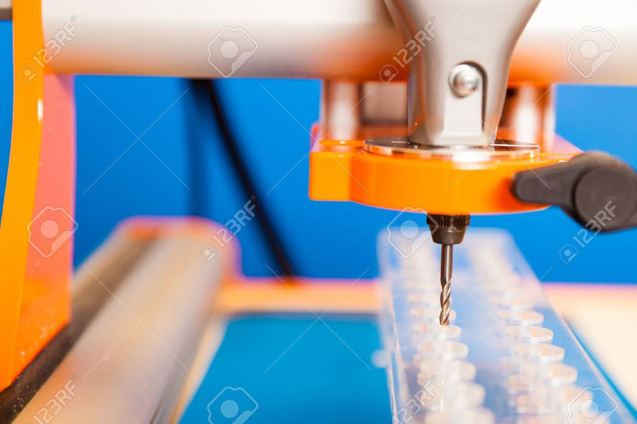 カッター Cnc ルーターやガラスのプラスチック部品 の写真素材 画像素材 Image カッター Cnc ルーターやガラスのプラスチック部品 の写真素材 画像素材 Image