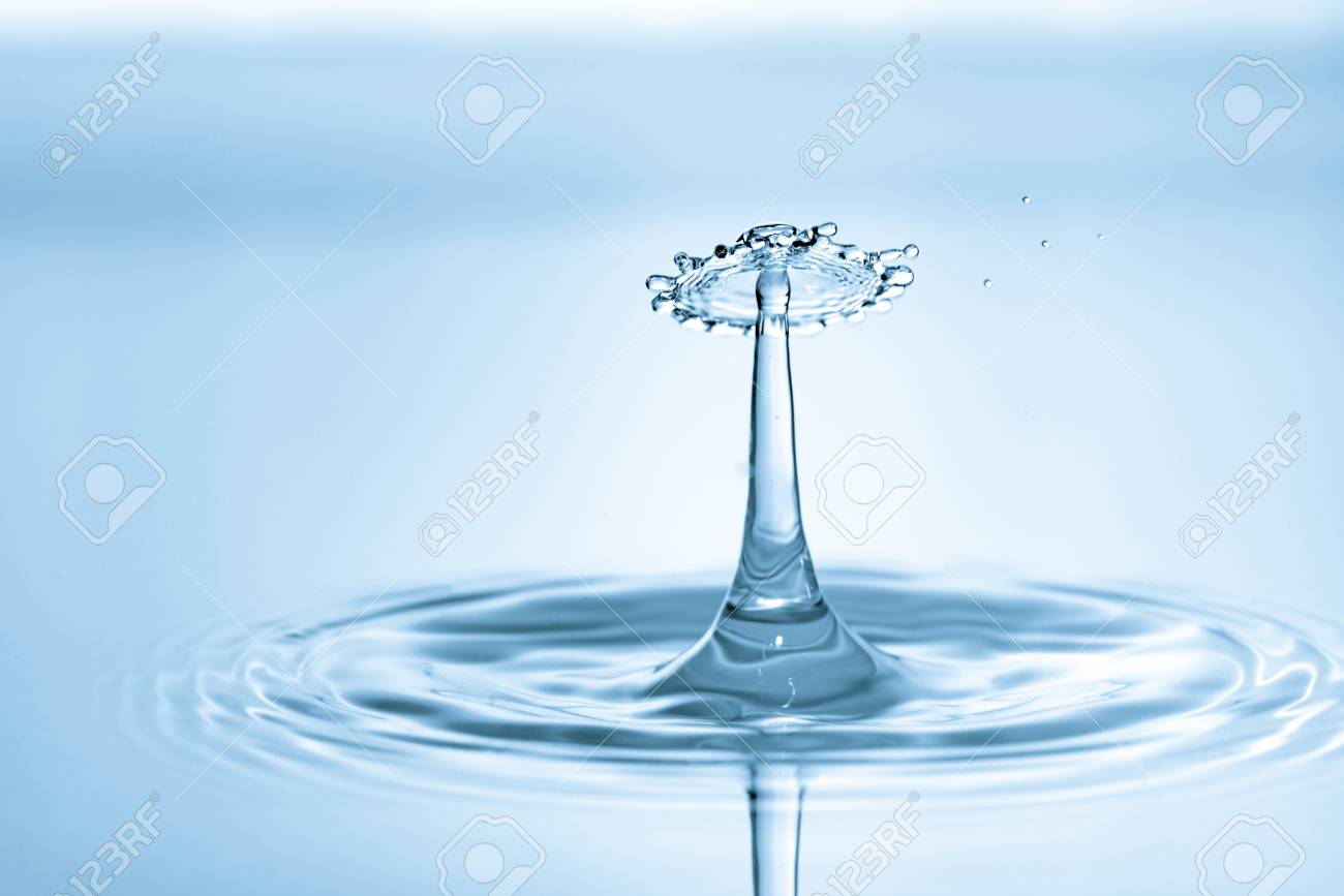 ウォーター クラウン ドロップと青色の背景色のスプラッシュ の写真素材 画像素材 Image