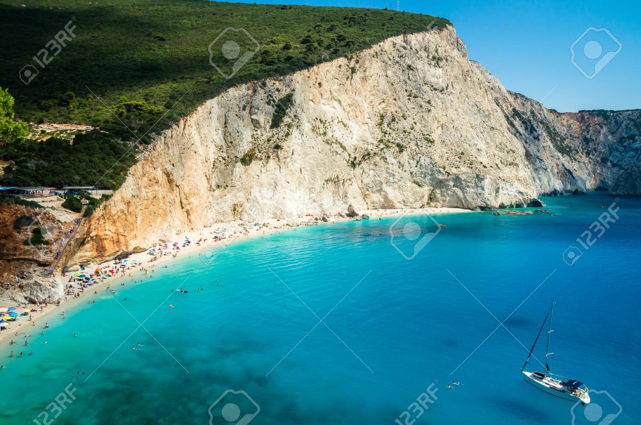 Plage De Porto Katsiki Sur Lîle De Leucade En Grèce Belle Vue Sur La Plage Leau Est Turquoise Et Il Y A Des Touristes Sur La Plage Et Un Bateau