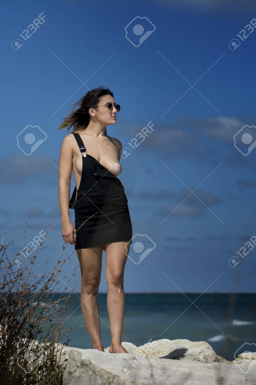 海沿いの自然を楽しむ若いセクシーな美人 の写真素材 画像素材 Image 海沿いの自然を楽しむ若いセクシーな美人 の写真素材 画像素材 Image