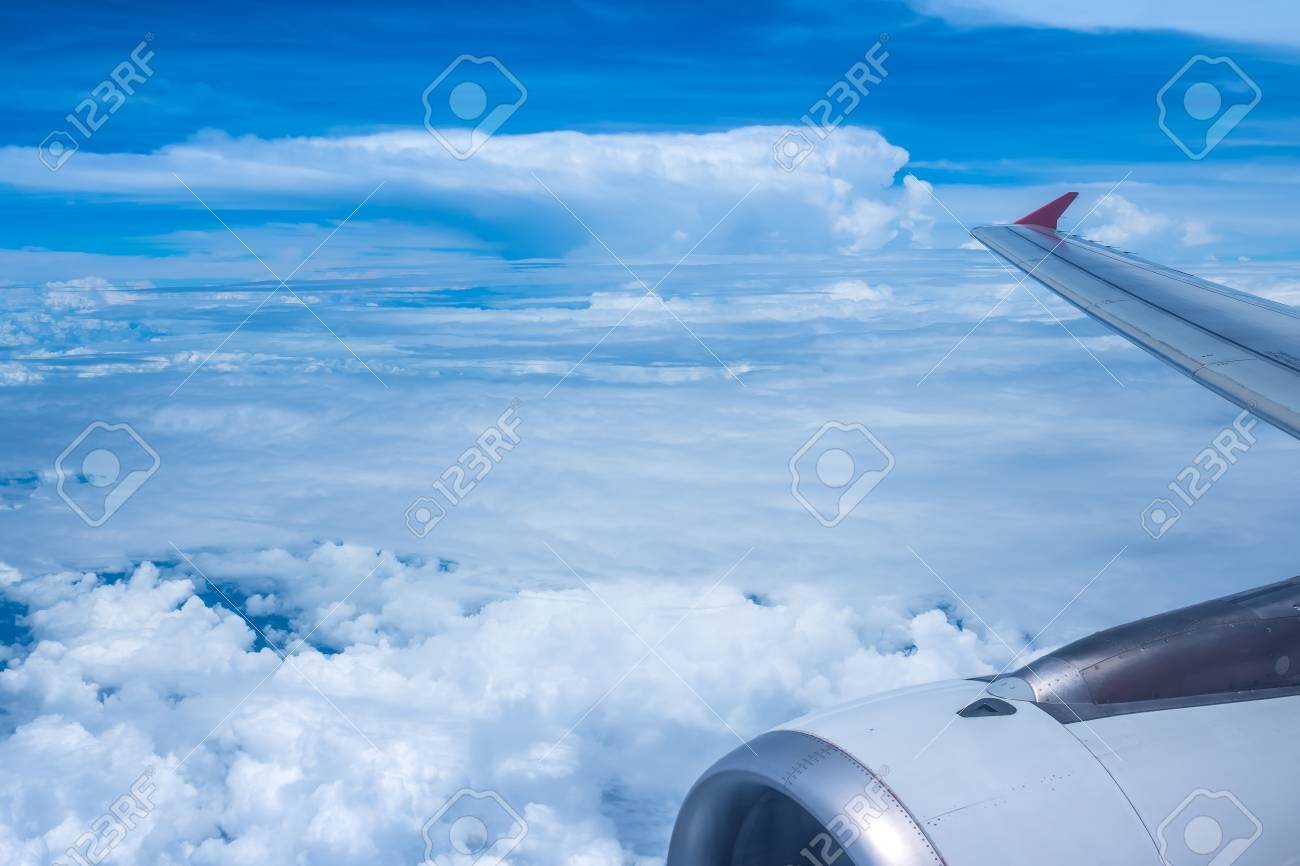 フィートの高さで空に飛行機飛ぶ の写真素材 画像素材 Image フィートの高さで空に飛行機飛ぶ の写真素材 画像素材 Image