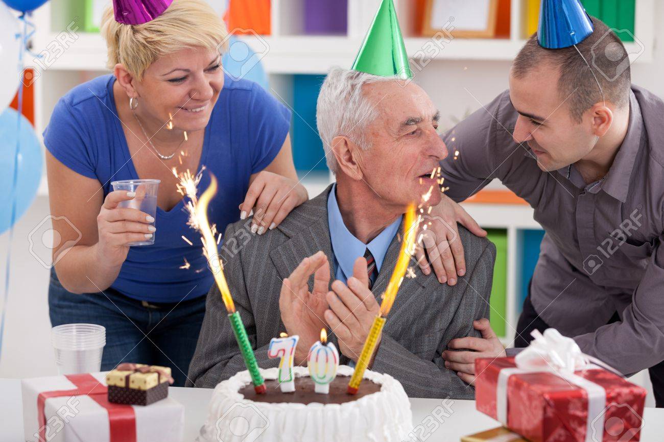 70 歳の誕生日 彼の家族と一緒に誕生日を祝っている年配の男性のためのパーティー の写真素材 画像素材 Image