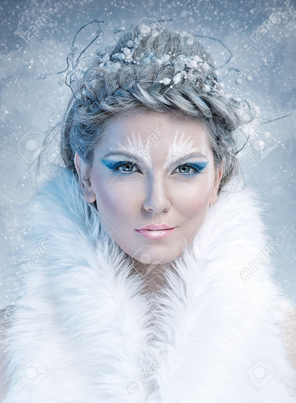 Ice Queen Schone Frau Im Winter Professionellen Make Up Mit Weissem Pelz Lizenzfreie Fotos Bilder Und Stock Fotografie Image 23961654