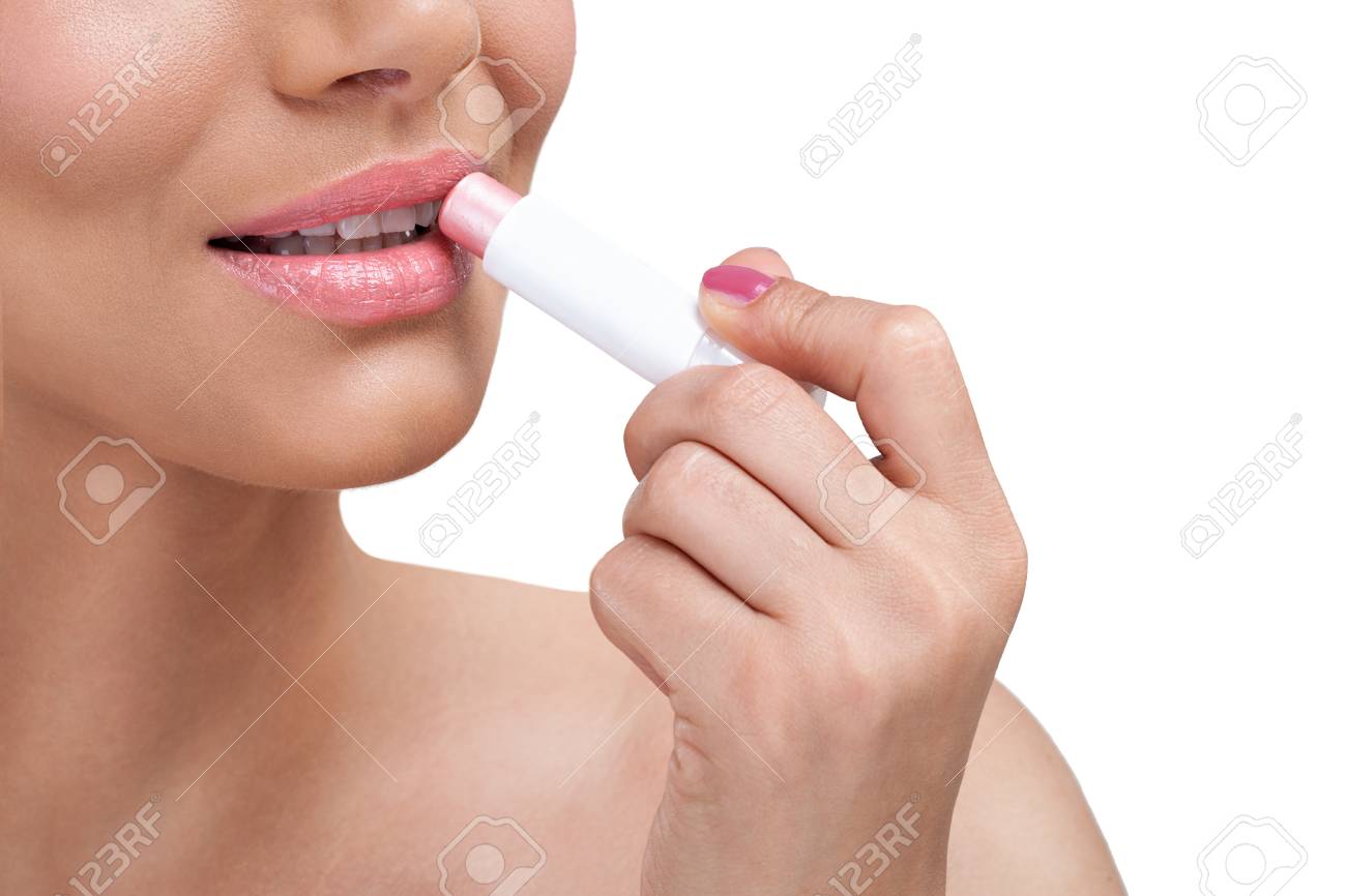 Lippen Pflege, schöne Frau, die Balsam für die Lippen Lippen Pflege, schöne Frau, die Balsam für die Lippen