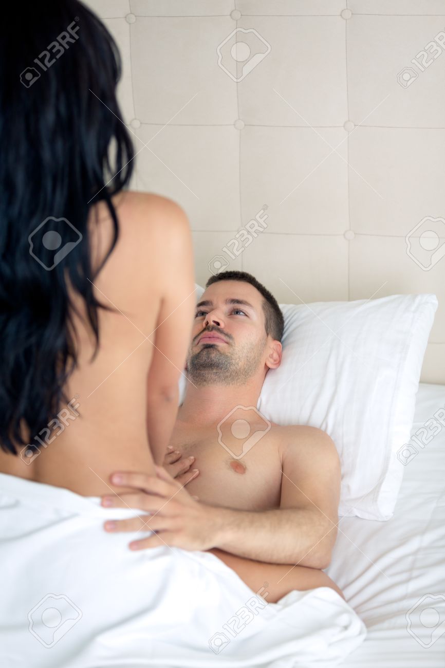 Jeune Couple Nu Ayant Le Sexe Érotique Passionné Banque D'Images et Photos  Libres De Droits. Image 31581728
