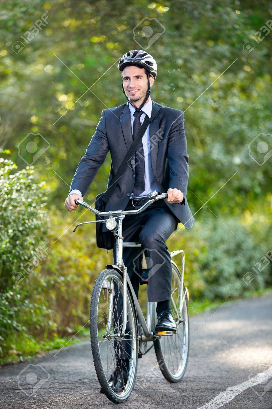 動作するように自転車に乗る青年実業家の全長 の写真素材 画像素材 Image