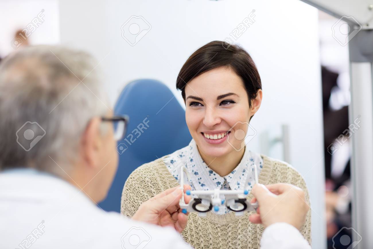 視線制御の眼科医でかわいい女の子 の写真素材 画像素材 Image