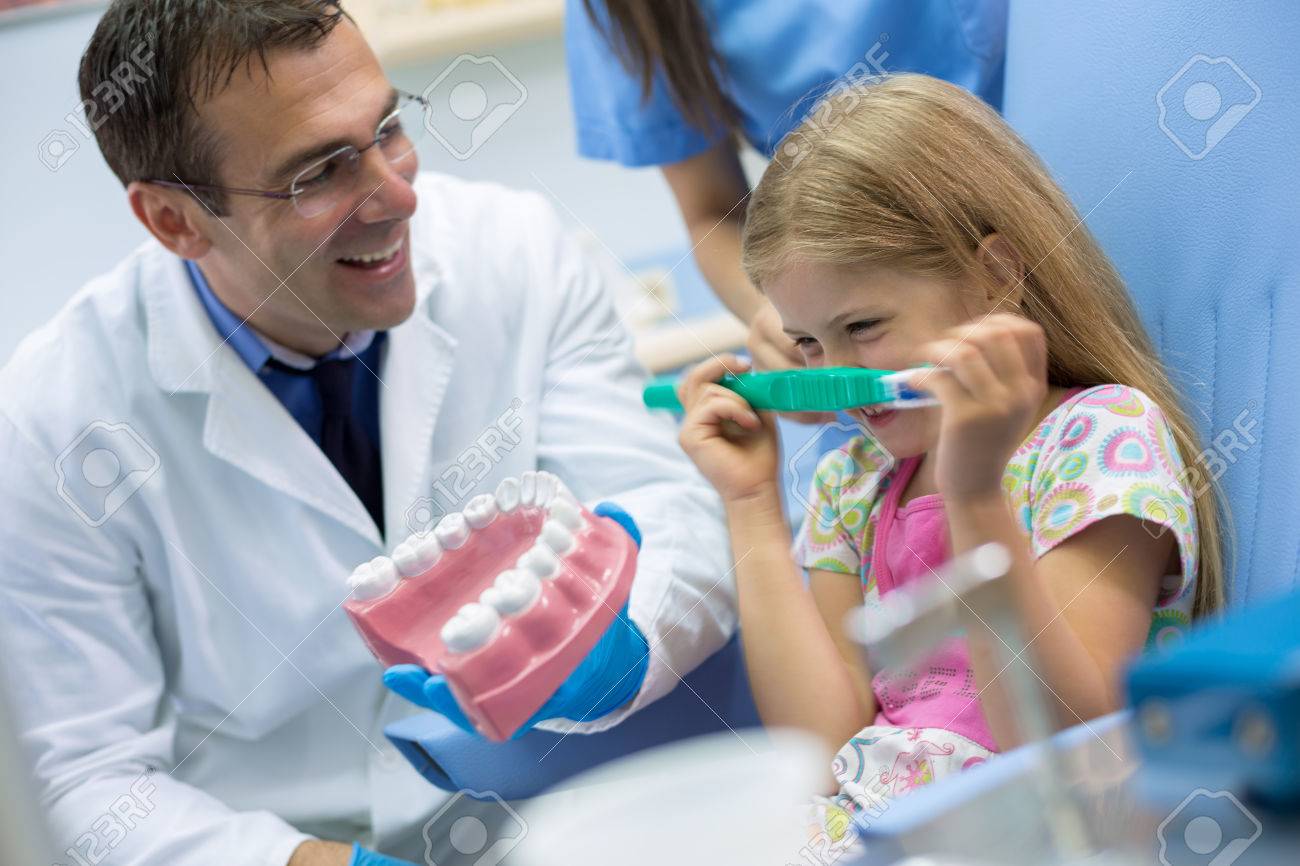 Téléchargement gratuit Images Jeune Fille Mignonne Tenir Grande Brosse A Dents Et Faire Blague actualisé salutations