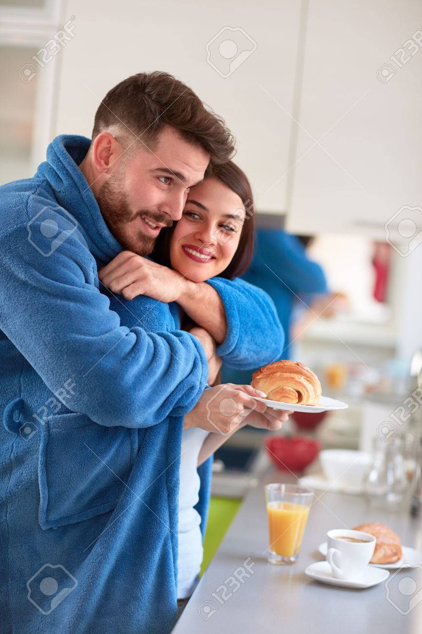 Couple Dans Calin Au Matin Dans La Cuisine Banque D Images Et Photos Libres De Droits Image