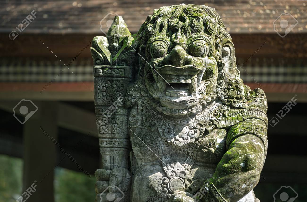 バリ島ウブドのモンキー フォレストにもってこいの寺院の中では彫像や悪魔 神とバリの神話の神々 を描いた彫刻があります の写真素材 画像素材 Image