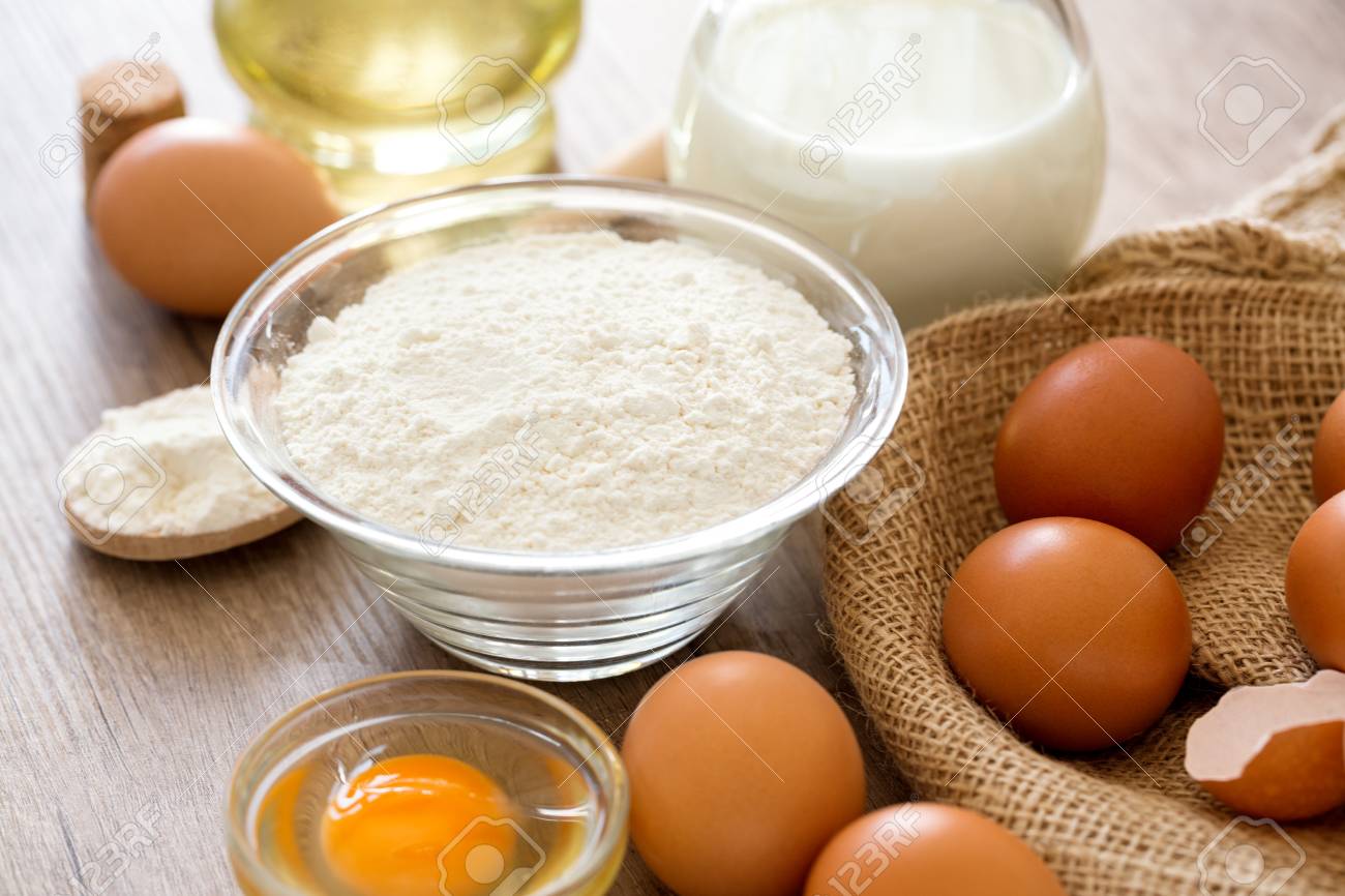 Oeufs Farine Et Lait Fond Ingredients De Cuisson Banque D Images