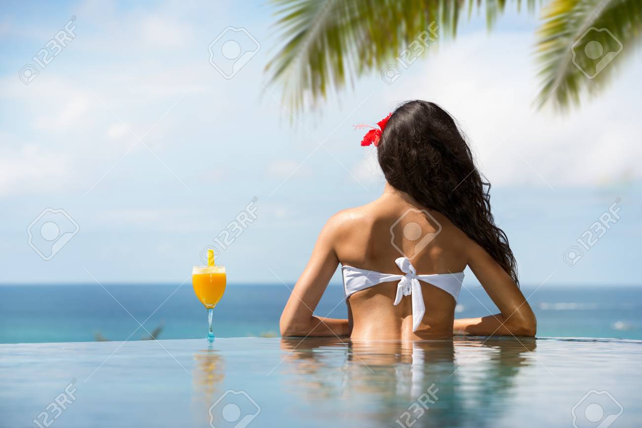 Junge Brasilianerin Und Ihr Freund Entspannen Sich Am Pool Junge Brasilianerin Und Ihr Freund Entspannen Sich Am Pool