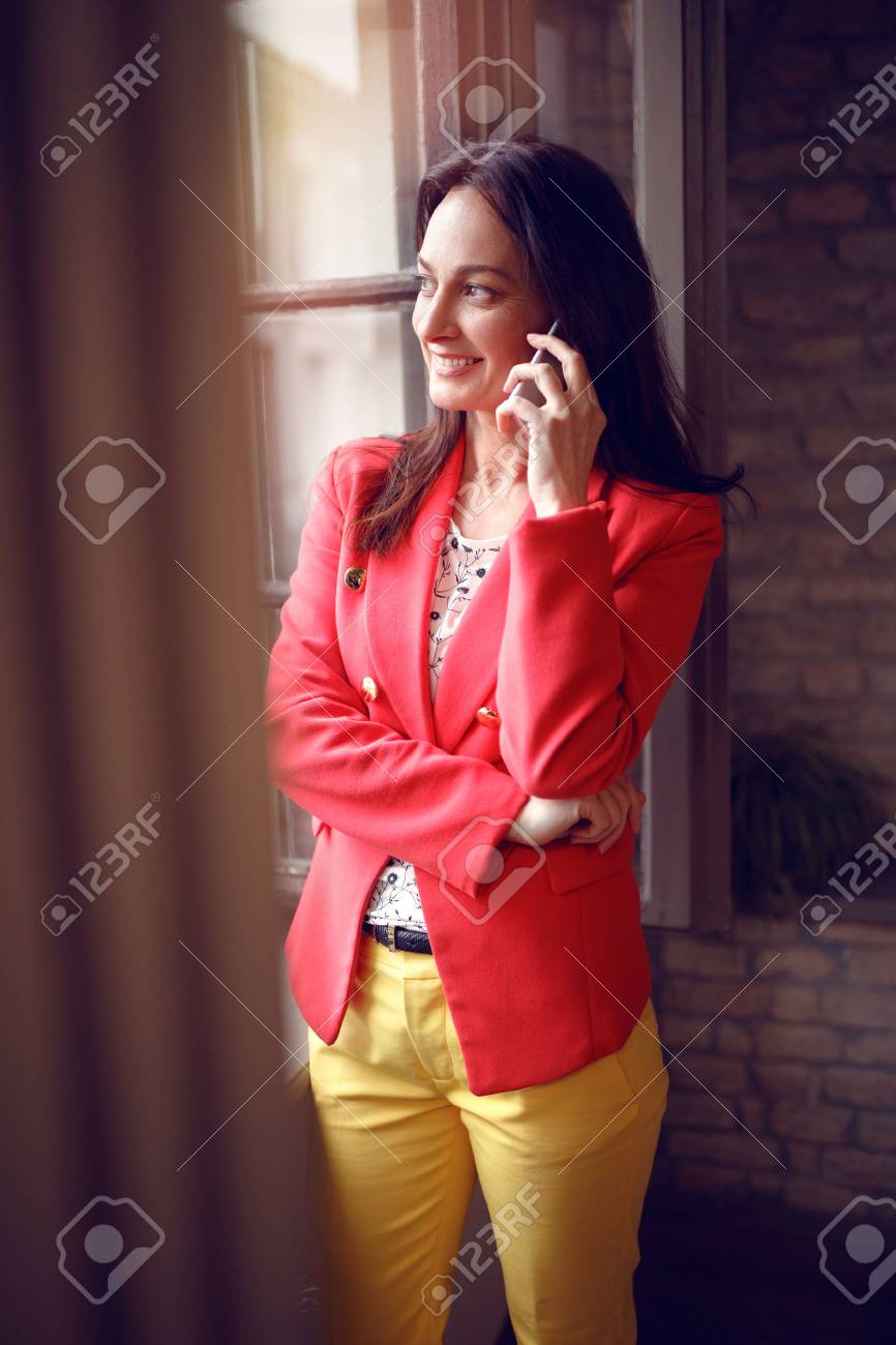 携帯電話で話す仕事で笑顔の女の子 の写真素材 画像素材 Image 携帯電話で話す仕事で笑顔の女の子 の写真素材 画像素材 Image