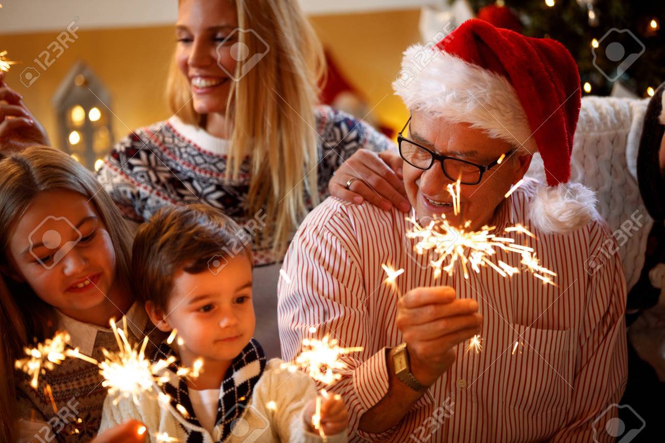 Immagini Famiglia Natale.Immagini Stock Felicita Natale Famiglia Concetto Felice Famiglia Con Irrigatori Vacanze Di Natale Image 88960482