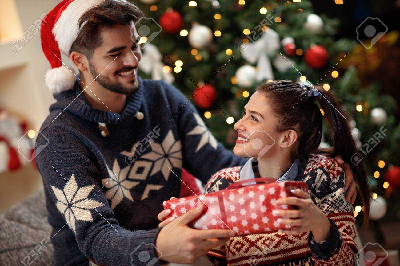 家にクリスマス プレゼントを与える愛のカップル の写真素材 画像素材 Image 家にクリスマス プレゼントを与える愛のカップル の写真素材 画像素材 Image